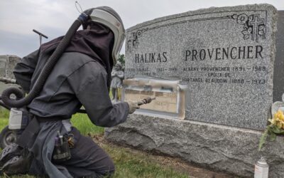 Le lettrage sur pierre tombale directement au cimetière