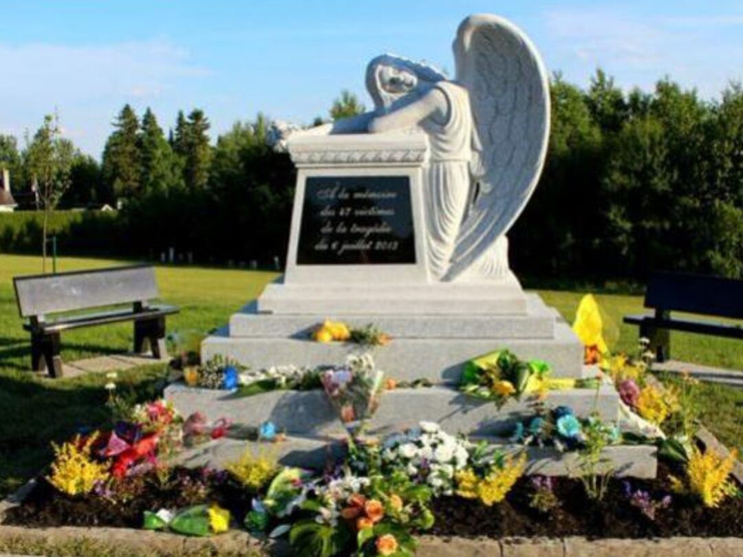 Monument Gagnon - Pierre commémorative Monument commémoratif tragédie Lac-Mégantic, sculpture ange