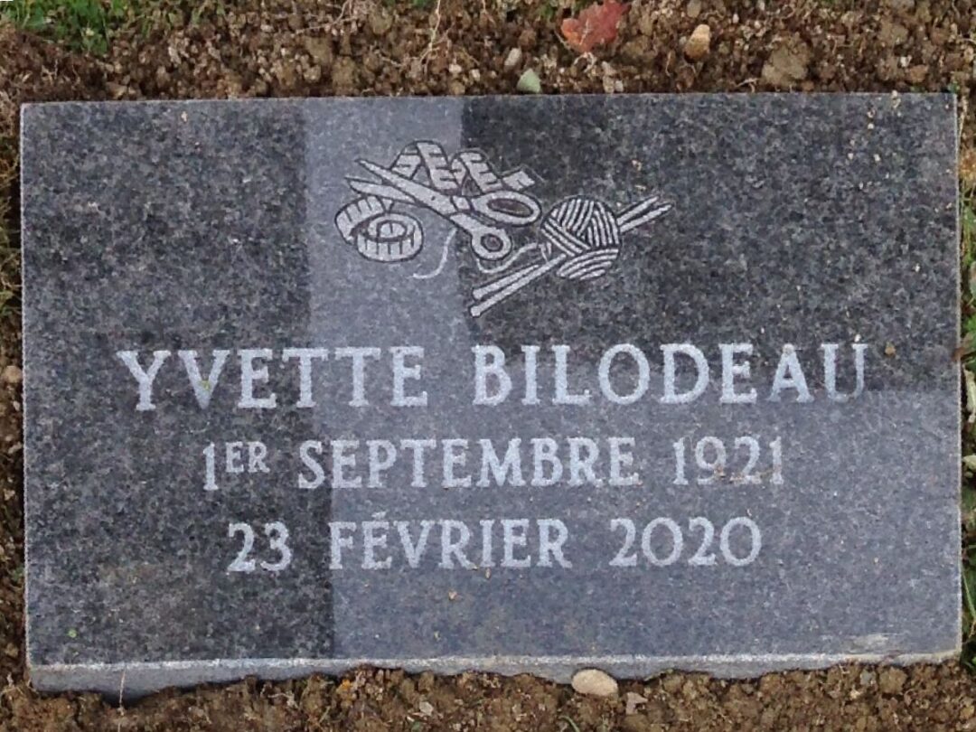 Pierre tombale en granit - Plaque funéraire Bilodeau - dessin tricot - couture