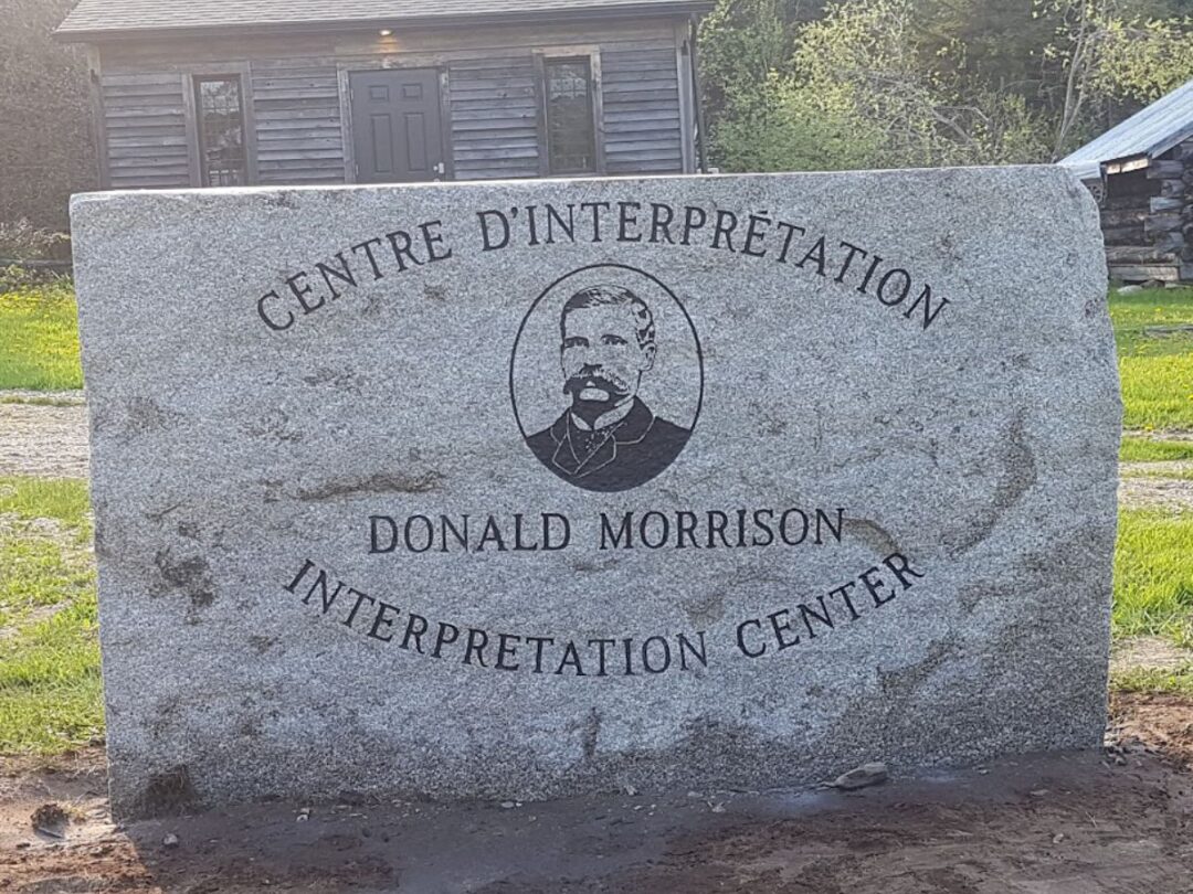 Projet Affiche - enseigne en granit - Musée Donald Morrison