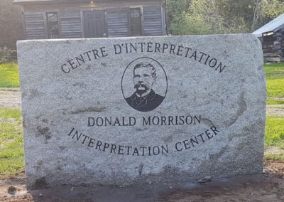 Projet Affiche - enseigne en granit - Musée Donald Morrison