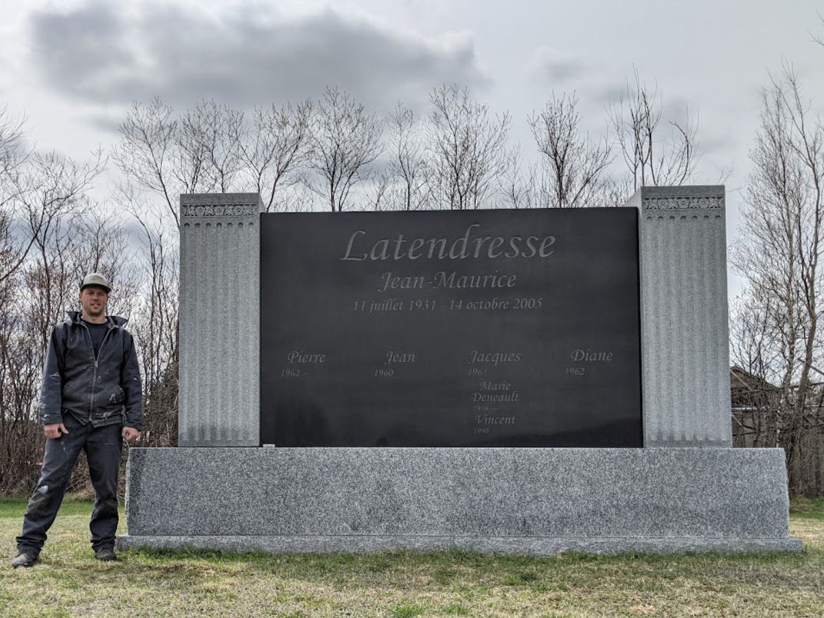 Pierre tombale en granit - Projet Spécial colonnes gravées Pierre tombale en granit - Projet Spécial colonnes gravées