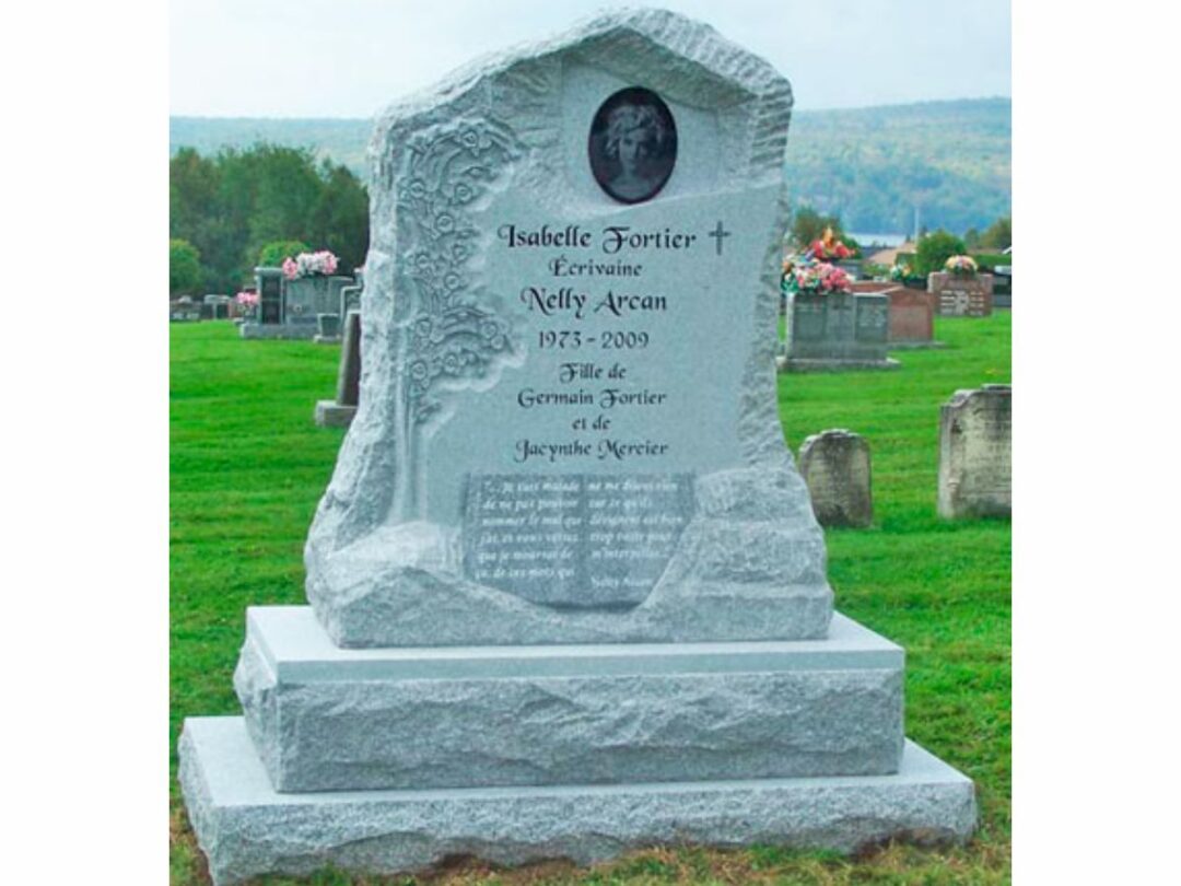 Pierre tombale en granit - Projet Spécial Nelly Arcan auteure - image gravée personnalisée