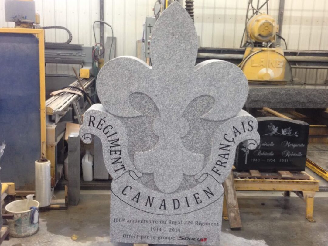 Pierre commémorative - Projet spécial Fleur Lys Régiment canadien français