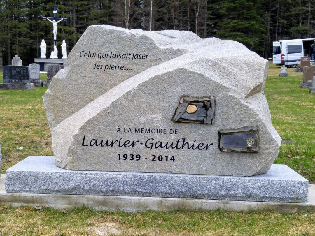 Pierre tombale - Projet spécial Laurier Gauthier - roche devant scié et columbarium personnalisé
