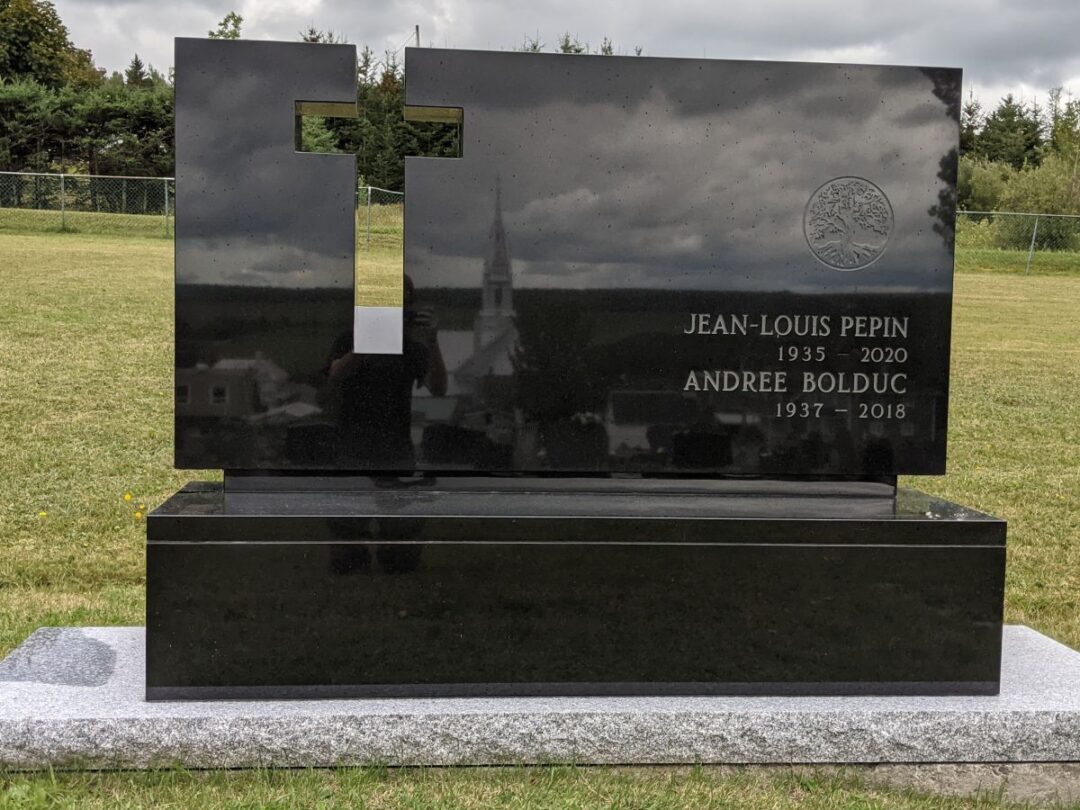 Pierre tombale en granit - Projet spécial croix percée - base columbarium sur-mesure