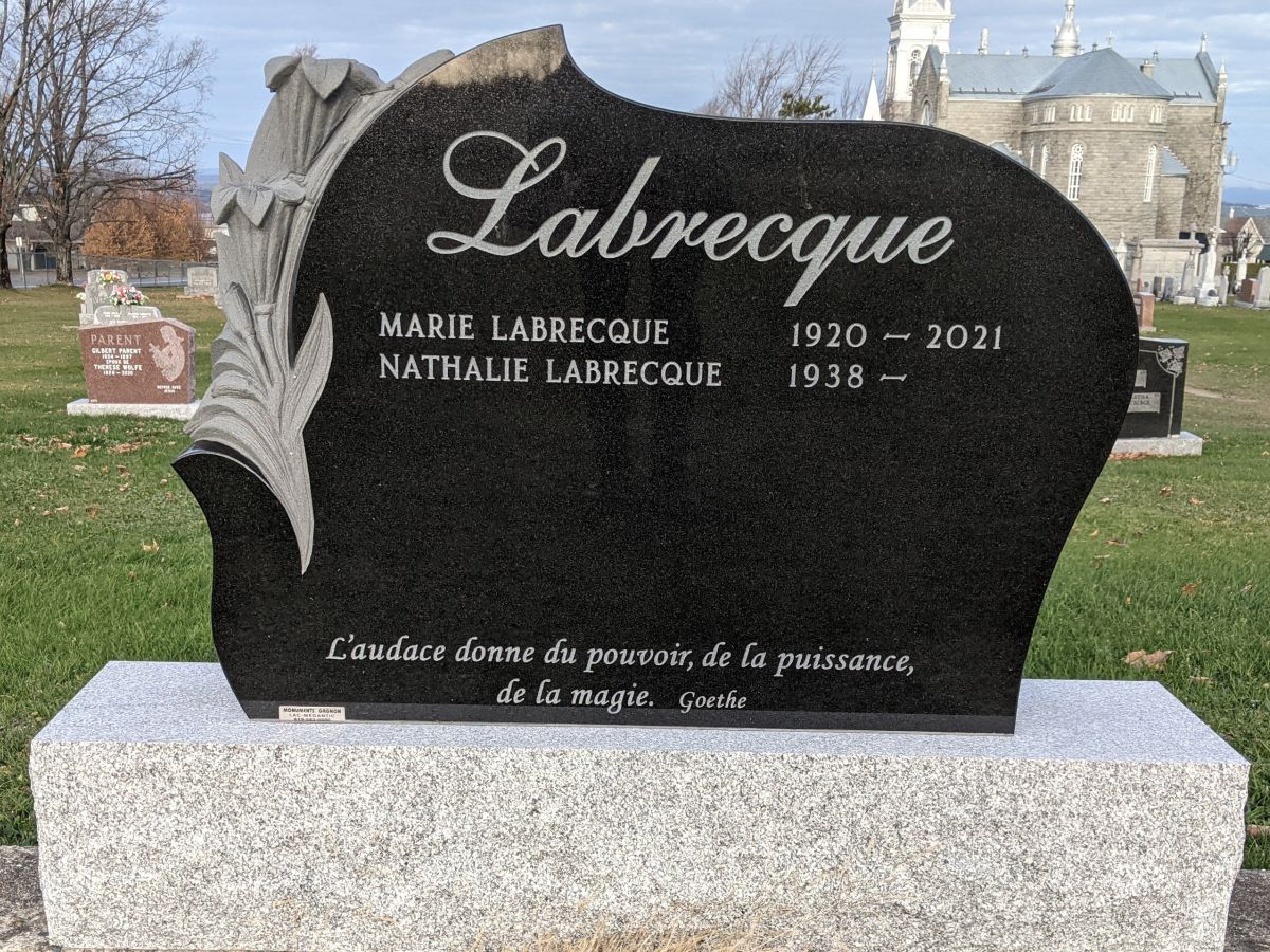 Gravestone sculpture in granite MSG-25 horizontal flowers - lilies