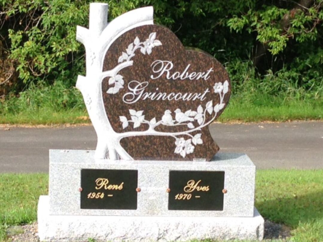 Pierre tombale sculpture en granit MSG-28 Arbre sculpté, oiseau et feuilles - couleur Cat Eye - base columbarium