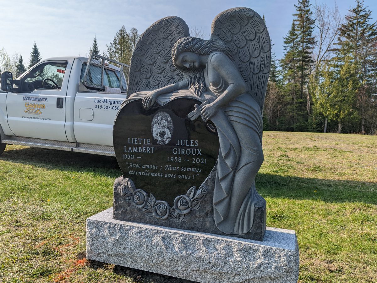 Tombstone Granite sculpture MSG-34 - angel on heart