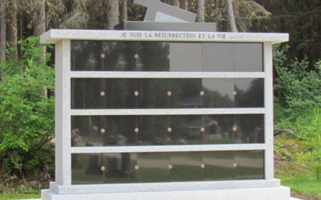 Columbarium de fabrique en granit 24 niches avec croix et citation