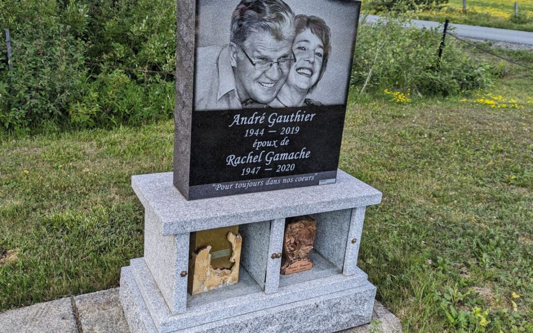 Pierre tombale avec image imprimé personnalisée et columbarium avec portes de verre