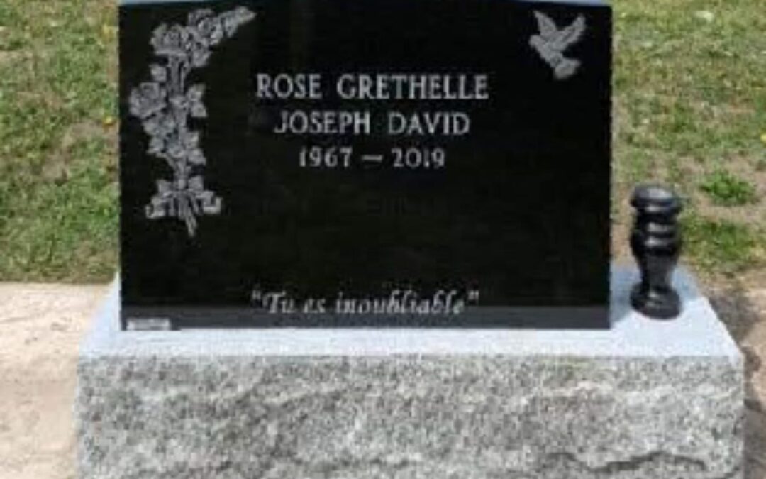 Pierre tombale standard dessin roses sculptées et colombe avec pot à fleurs