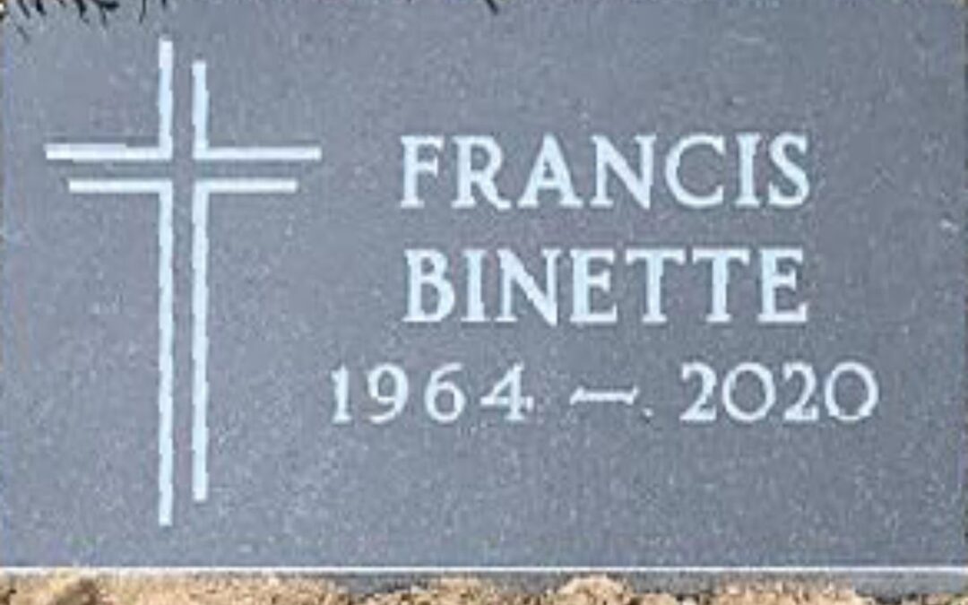 Plaque au sol noir avec dessin croix