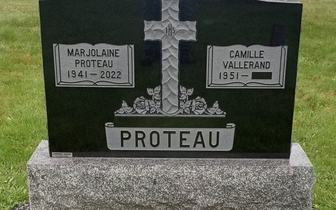 Pierre tombale noire forme standard avec croix centrale gravée, sculptée
